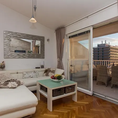 Karmela Apartman *